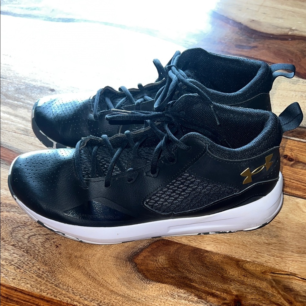 Under Armour Mens Black/ Gold Athletic Shoes
